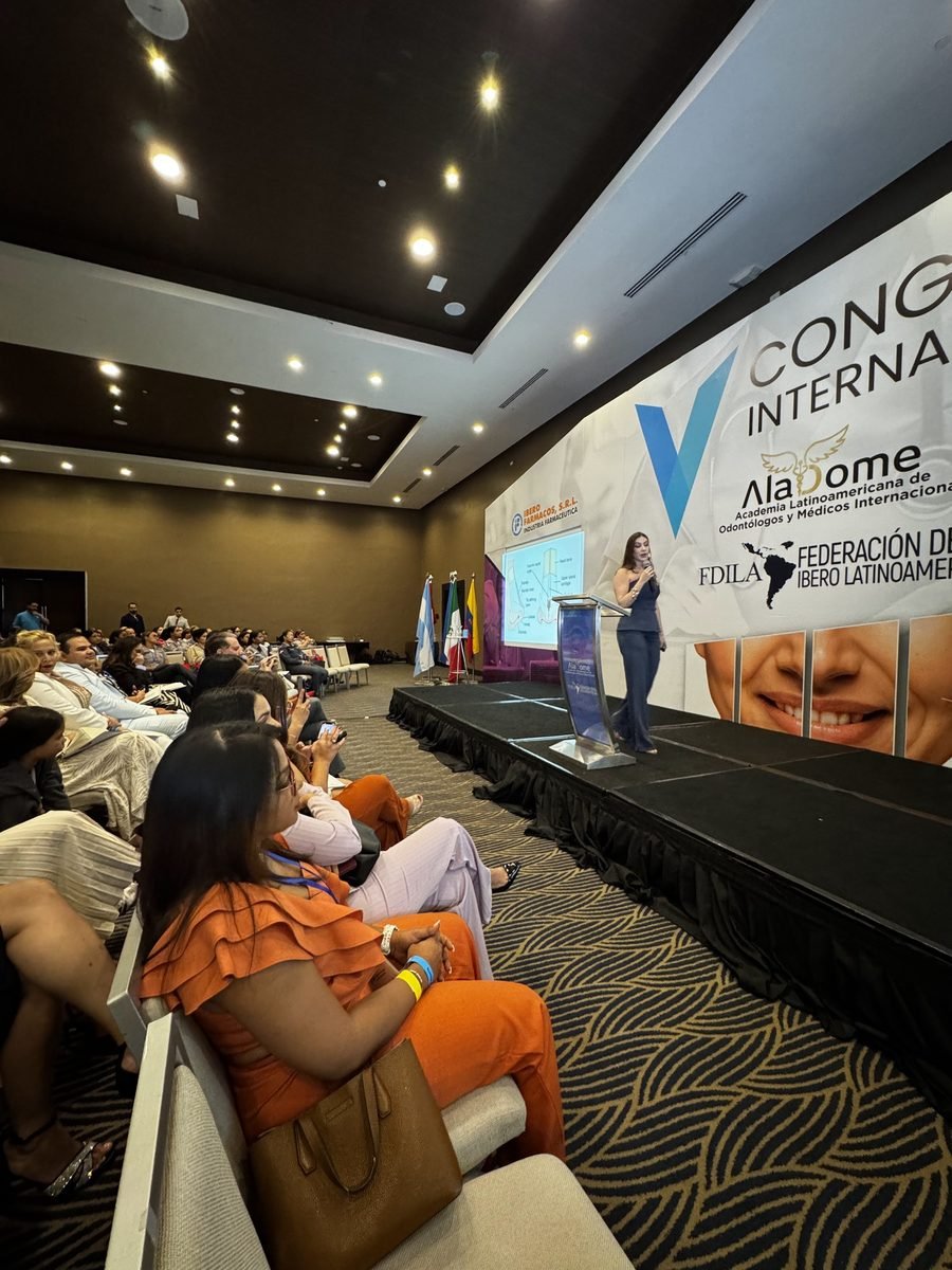 Dra. Amanda Vitorino palestrando no V Congreso Internacional da AlaDome e da FDILA
