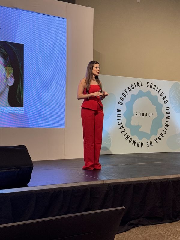 Dra. Amanda Vitorino no palco do 3º Congresso Mundial de Harmonização Orofacial, na República Dominicana