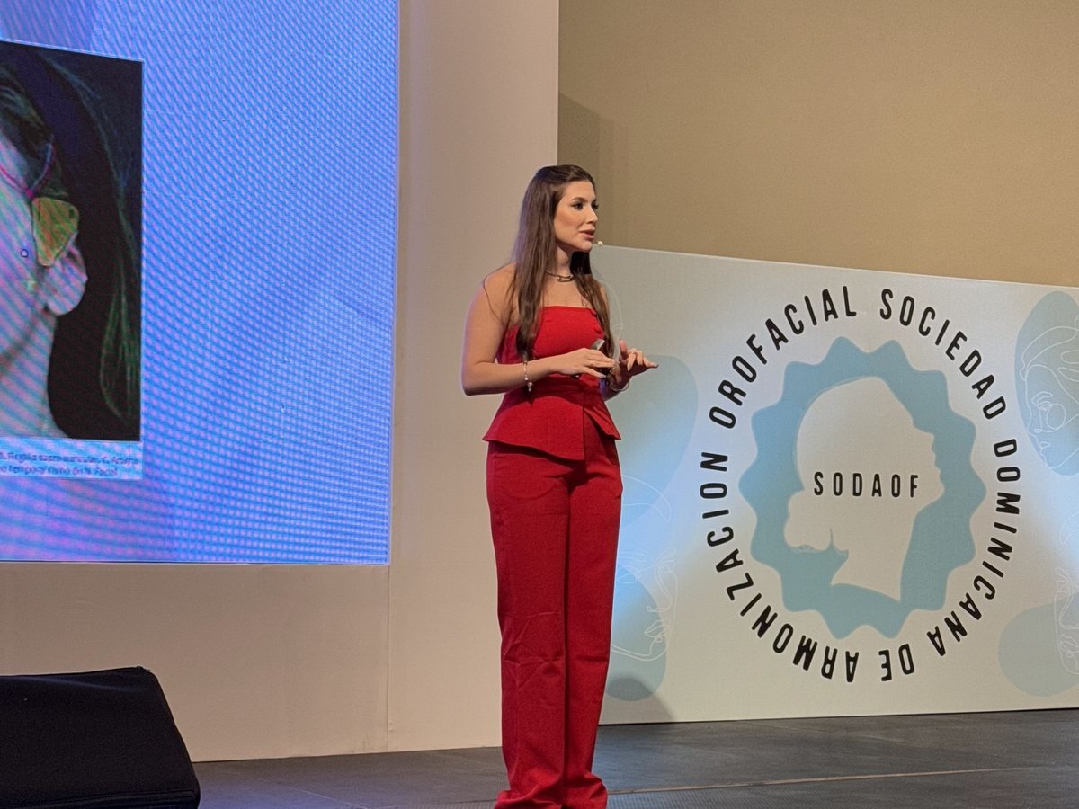 Dra. Amanda Vitorino palestrando no 3º Congresso Mundial de Harmonização Orofacial, na República Dominicana